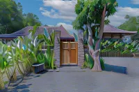 ユッケ・テンビ・ホームステイ Bantul Inline Skating Ring周辺のホテル