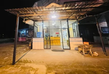 Hotel and Homestay Four Friends Tanah Merah Отели рядом с достопримечательностью «Хомстей Аунер»