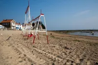 OLD: charming house 100m from the beach (2 bedrooms, 2 bathrooms) Hotels in Noirmoutier En L'Ile