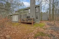 Cozy ski retreat on Jack Frost Mountain, just 10-minute walk to ski office! Hotels near The Poconos Farm Market