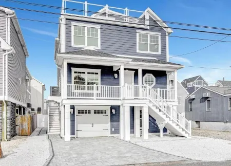 Seaside Splendor: Brand New Ortley Beach Retreat with Stunning Water Views! Отели рядом с достопримечательностью «JCPenney»