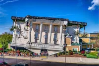 SUMMER DEAL Breathtaking 270°Views HotTub Sauna Arcade KingBeds Close 2 Parkway Hotels near Lily's