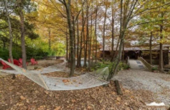 Beautiful home- near the University-large outdoor spaces and a hot tub.