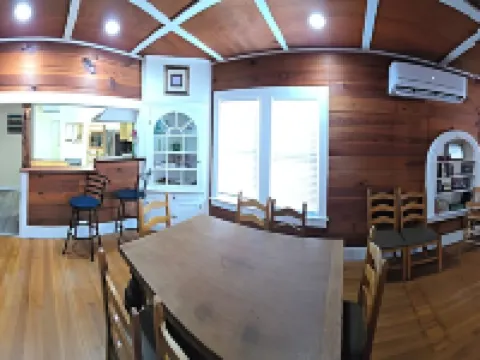 Charming, unique 3-bedroom house in Junction with AC, WiFi, Pet Friendly Hotels in Junction