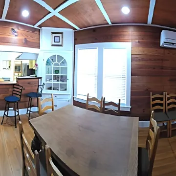 Charming, unique 3-bedroom house in Junction with AC, WiFi, Pet Friendly