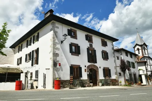 Apartamentos de Montaña Mendiola - Casa Ferran-Casa Karrikaburu Các khách sạn ở Comarca de Baztan