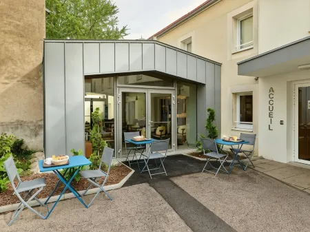 Hôtel Revotel Nancy Centre Gare et Congrès Отели рядом с достопримечательностью «Basilique Notre-Dame-de-Lourdes»