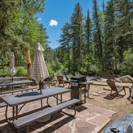 Swiftcurrent Lodge