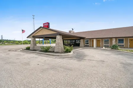 OYO Hotel Junction TX I-10