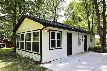 2 Fireplaces, Fire Pit @Leesville Lake 2 Private Bdrms No Stairs 25% 3rd Night Отели в г. Кэрролл