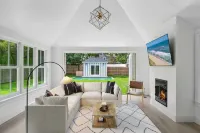 Pool/5 min walk to Beach/Restaurants/Museums- Village House w/backyard
