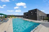 Global Luxury Suites at Capitol Hill - Swimmingpools