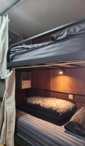 เตียงในห้องพักรวมชายหญิง 8 เตียง