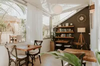 Hôtel le Petit Castel Hotels in Антіб