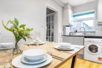 Kingston Road House by Redwood Stays Hotels in Camberley