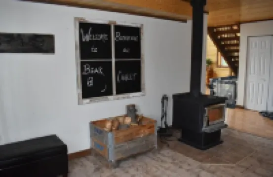 Beautiful relaxing Log Chalet with amazing view of Saint-Elias Mountain range.