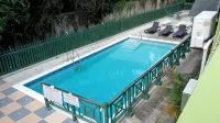 Pineapple Court Hotel - Pools