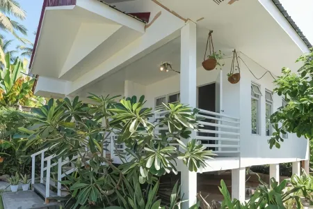 YAMA APARTMENTS - Private Beachfront Отели рядом с достопримечательностью «The Boardwalk at Cloud 9 Resort»