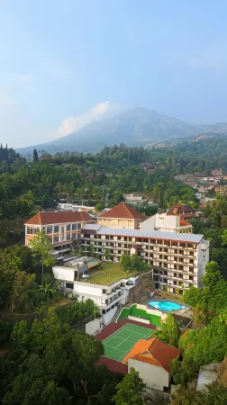 Royal Hotel and Convention Tretes Отели в г. Приген