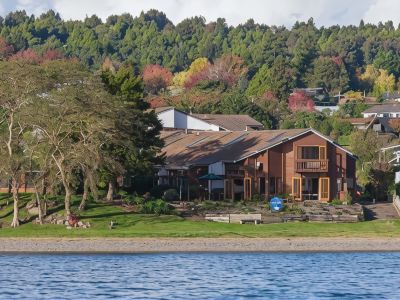 Cascades Lakefront Motel