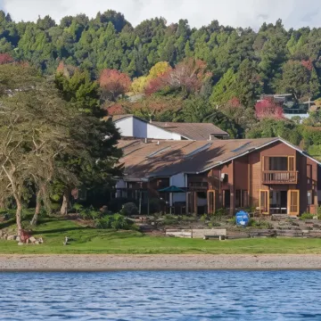 Cascades Lakefront Motel Hotels near Waipahihi Botanical Reserve