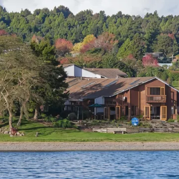 Cascades Lakefront Motel Отели в г. Таупо