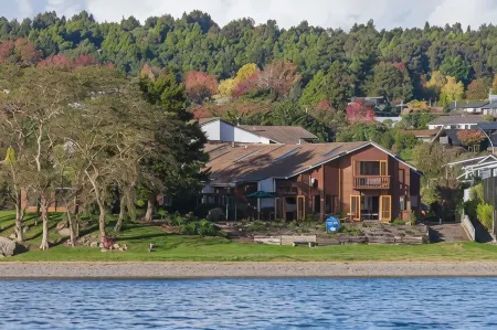 Cascades Lakefront Motel