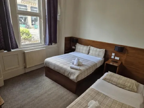 Glasgow House Hotels near University of Glasgow