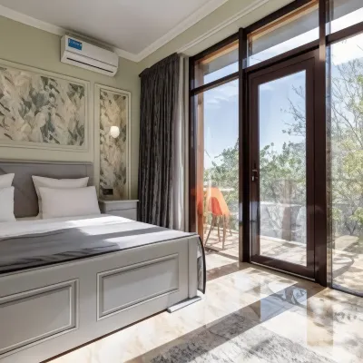 Nochnoy Kvartal Hotel dekat Novyye Bestyzhiye Vanny