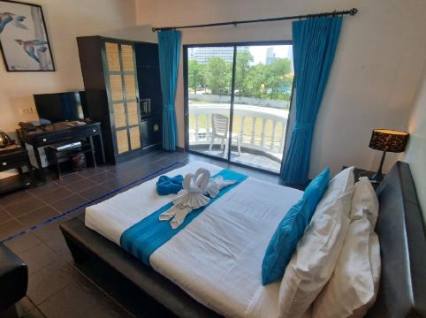 เดอะ เวนิว เรสซิเดนซ์ แอนด์ คาบาเร่ต์