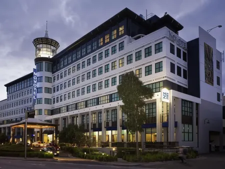 Novotel Melbourne Glen Waverley Отели в г. Глен-Уэйверли