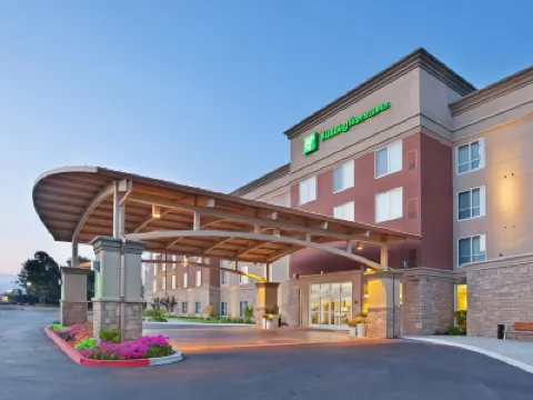 Holiday Inn & Suites OAKLAND - AIRPORT by IHG Hotels near Oakland Zoo