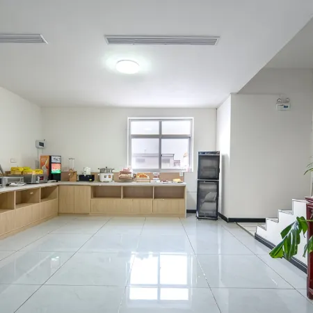 White Swan Hotel (Weihui City Government Store) Отели в г. Вэйхуэй