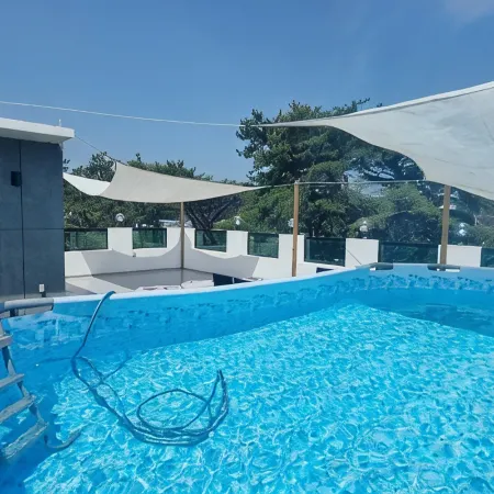 Busan Mandiga Pool Villa Отели рядом с достопримечательностью «Цветочный магазин Cheonggwang Florist»
