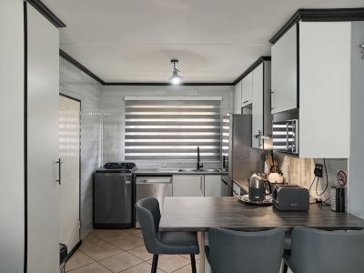 2 Bedroom apartment with 2 queen size beds & a cot, 10 minutes from JHB Airport.