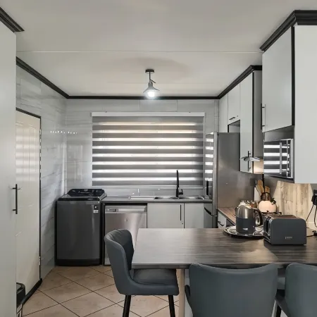 2 Bedroom apartment with 2 queen size beds & a cot, 10 minutes from JHB Airport.