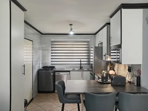 2 Bedroom apartment with 2 queen size beds & a cot, 10 minutes from JHB Airport. - 무료 와이파이