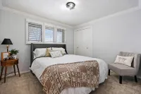 Newly Renovated, Modern Sleeps 21, Newly Added AC/Heating Units in Each Bedroom. - 3-Star