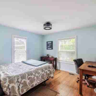 Hot tub-Fireplace-Walk to Beach-Firepit-Fenced Yard-Sleeps 8. Pet Friendly! Rooms