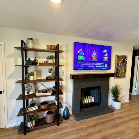 Charming 3-bedroom Georgetown house close to Square. Long term stays welcomed.
