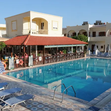 Chrysanthi Hotel - Studio & Apartments Отели рядом с достопримечательностью «Пляж Агиос-Павлос»