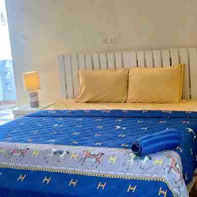 La Siesta Abidjan-Charming 2-bedroom Split-Mezzanine level apartment; WiFi-AC. Rooms