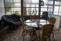 Callie’s Villa: Private Saltwater Pool Oasis. 2Br-2BA : Sleeps 6