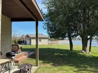 Cozy cottage with pond and lake views in charming Garden