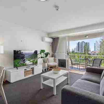 Coastal Deluxe King Apartment Surfers Paradise Rooms