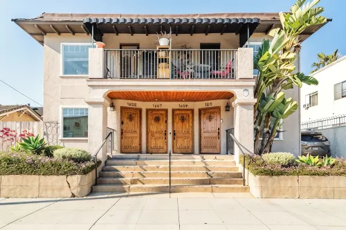 Charming 2-Bedroom apartment / 10-min walk to the Beach / Parking Stall / AC