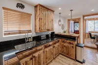 This Cabin is rustic, located minutes to slopes & village - ชาเลต์
