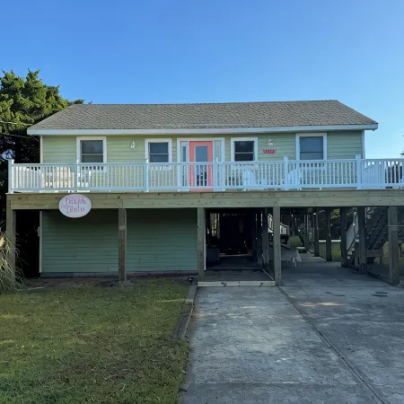 Feeling Frisco - 4-bedroom house in the OBX just steps to the beach.