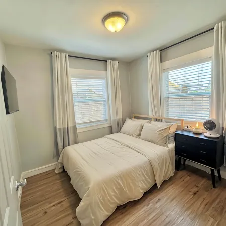 Charming 2-bedroom house in Albany with AC, WiFi