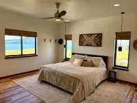 Cozy, Tranquil, & Stunning Lake View Home with Hot Tub, Sauna, and Outdoor Fun! - 4-Sterne